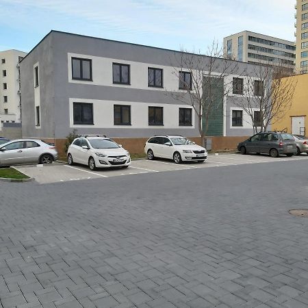 Living Bratislava & Bus Station & Mlynske Nivy Apartment Bagian luar foto