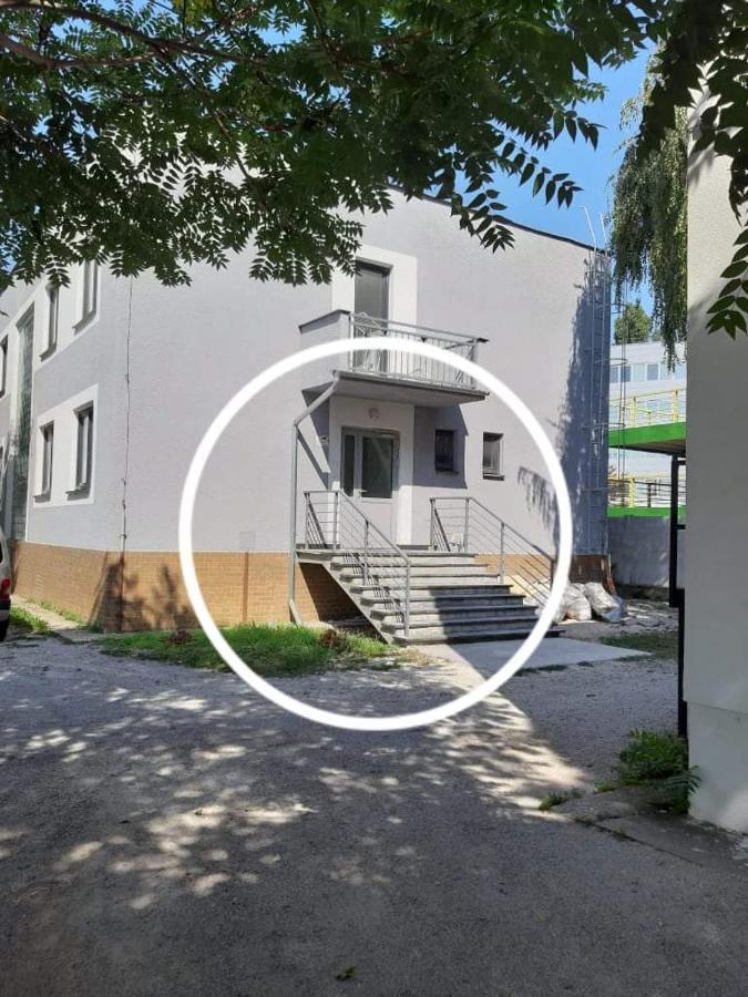 Living Bratislava & Bus Station & Mlynske Nivy Apartment Bagian luar foto