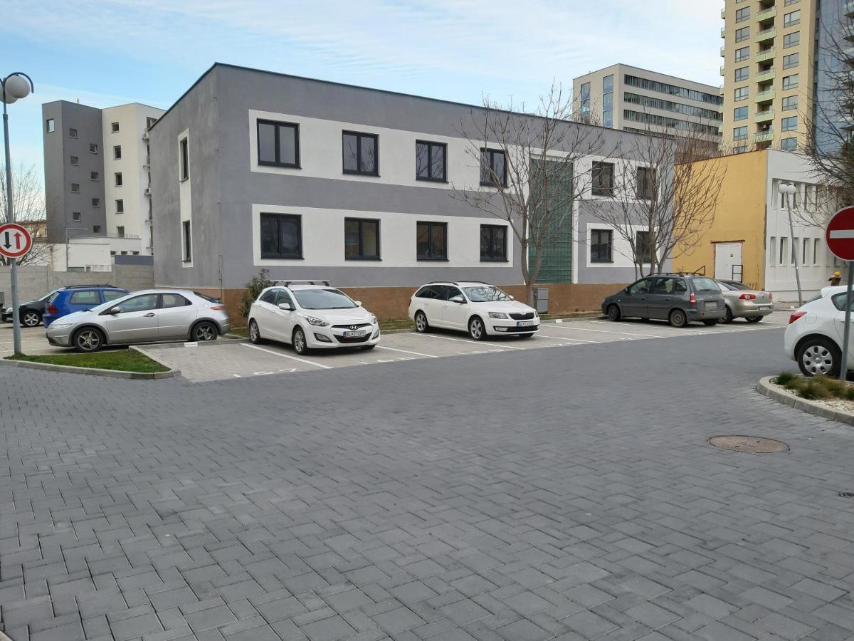 Living Bratislava & Bus Station & Mlynske Nivy Apartment Bagian luar foto